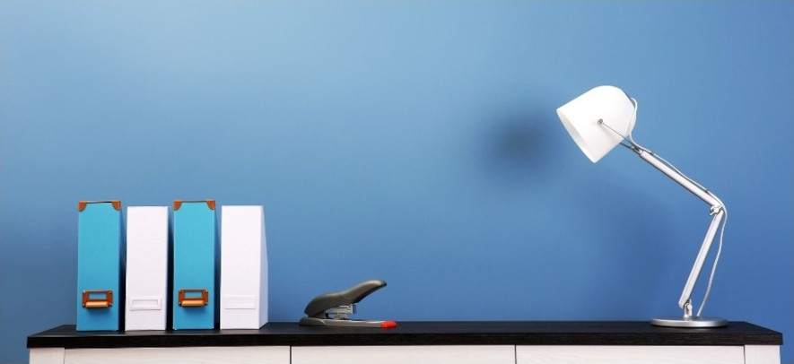 Bordlampe på en bred kommode