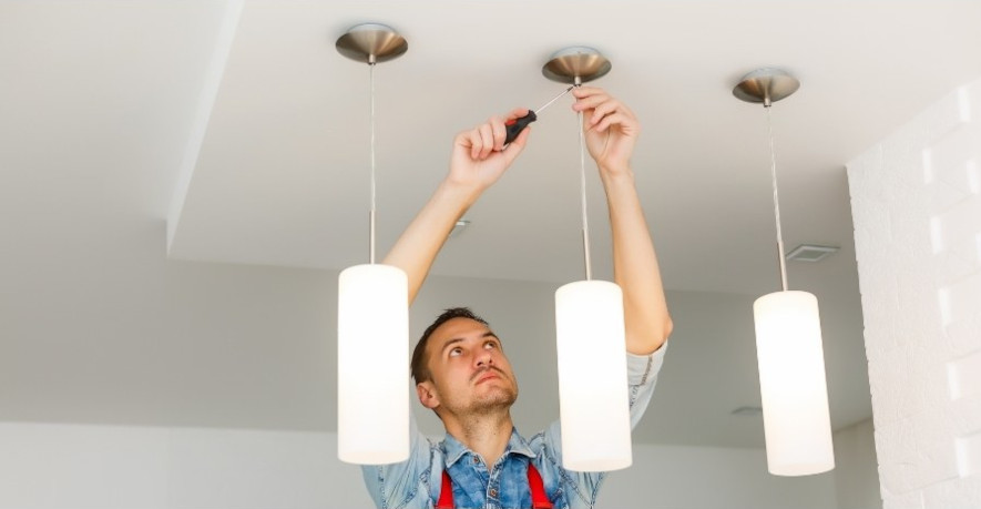 Montering av en taklampe