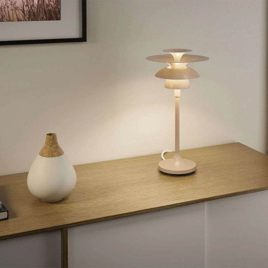 Bordlampen Picasso på en kommode i gangen