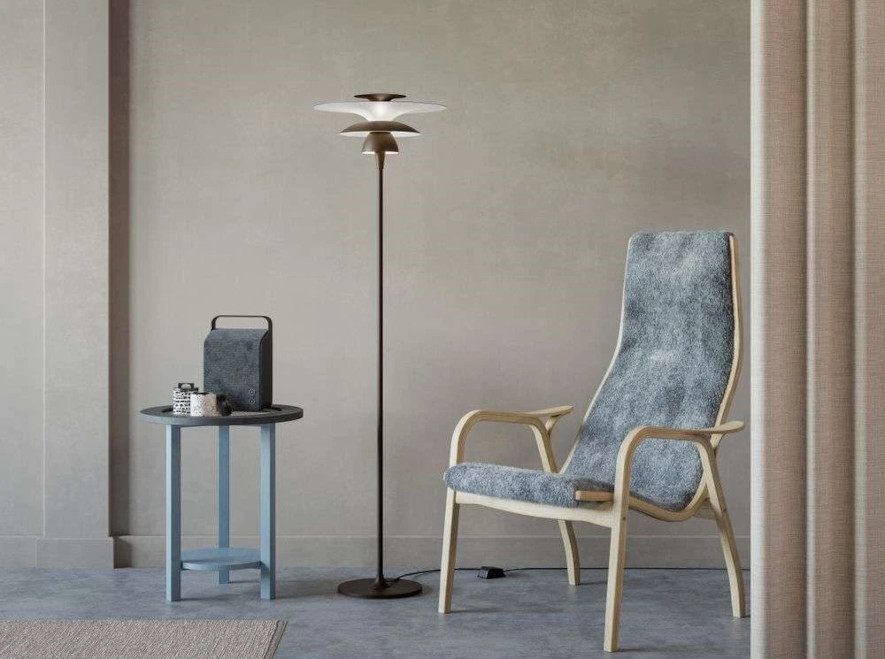 Belid gulvlampe Picasso ved siden av en Lamino-lenestol