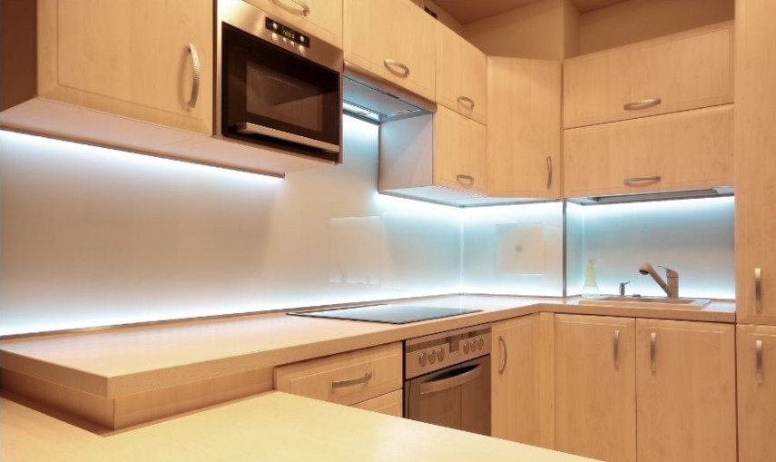 Kjøkken med indirekte belysning fra LED-strips