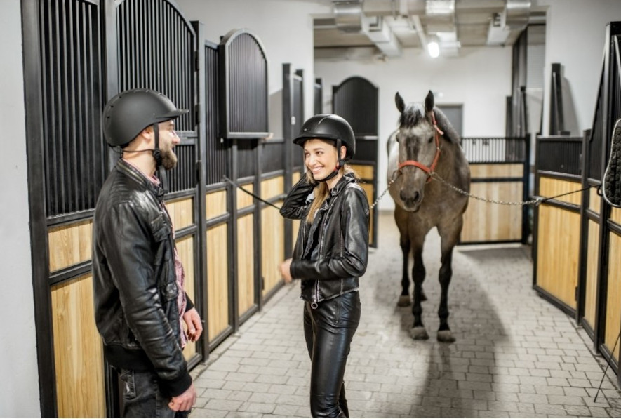 En godt opplyst stall for hester og mennesker